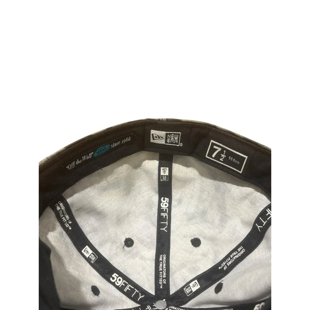 VANS ‘’Off The Wall’’ New Era Camo Mens Fitted 7 1/2 Snapback